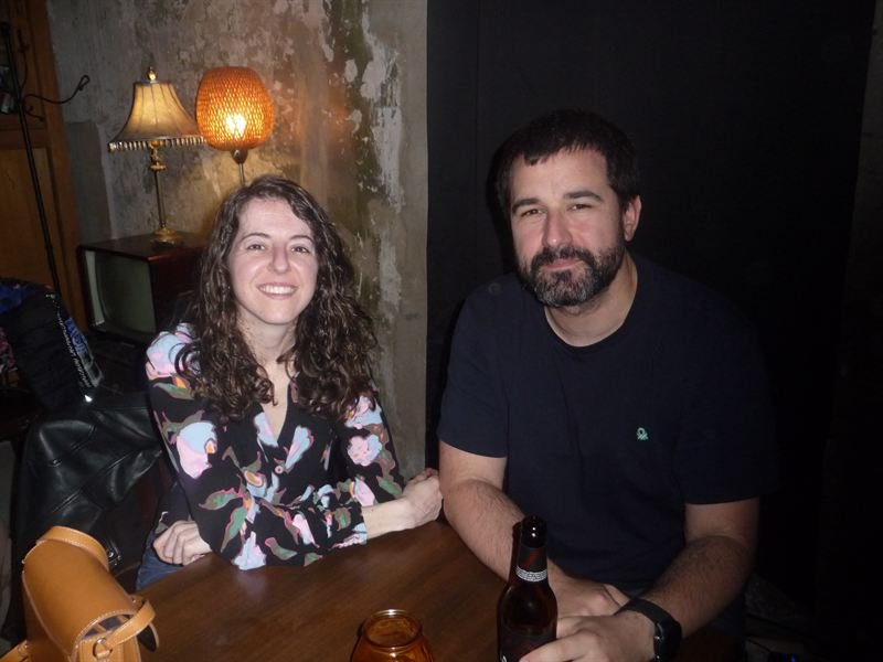 Dos personas sonriendo junto a la barra