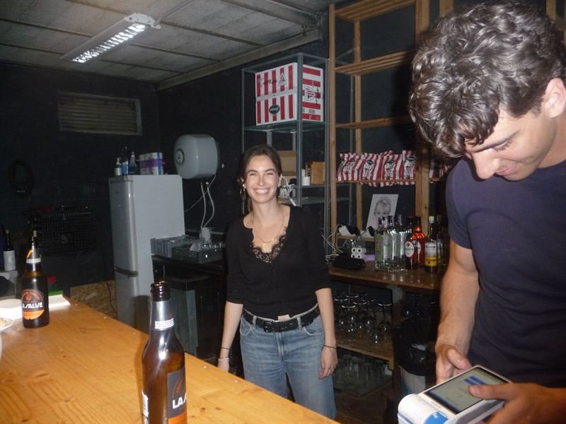 La barra, con una camarera sonriendo