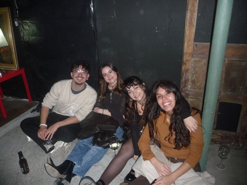 Amigos sentados en el suelo de la sala
